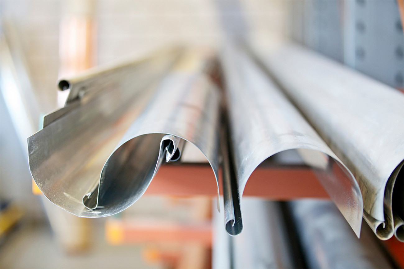 Tyroller Spenglerei-Metallbau | Dachrinnenmontage | Blech in Form gebracht