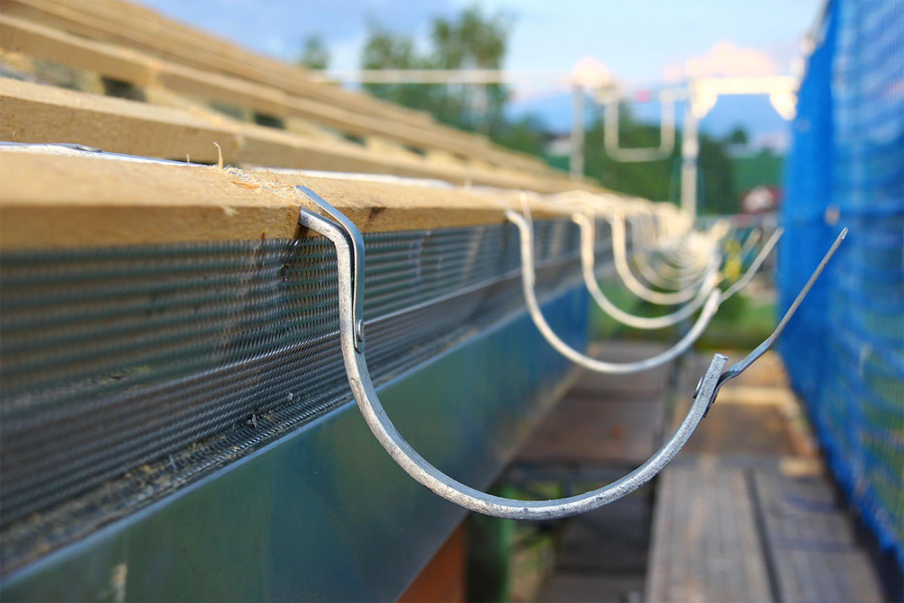 Tyroller Spenglerei-Metallbau | Dachrinnenmontage | Dachrinnenhalter montiert