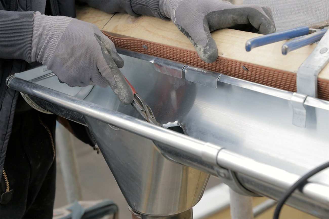 Tyroller Spenglerei-Metallbau | Dachrinnenmontage | Dachrinnenablauf bei der Umsetzung